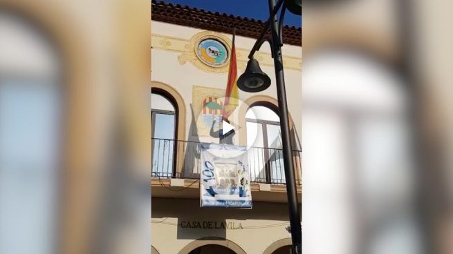 Un policía local de Pineda del Mar quita la bandera de España jaleado por independentistas