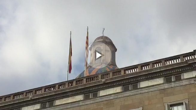 Ni la Generalitat se cree su independencia: la bandera española sigue ondeando en el Palau