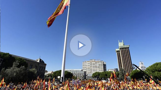 Multitudinaria manifestación en Colón por la unidad de España. (Foto: AFP)