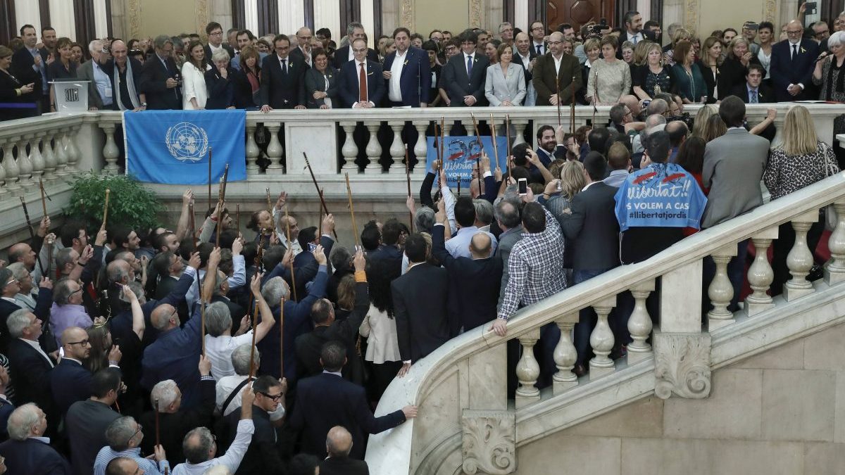 Alcaldes independentistas apoyan a Carles Puigdemont.