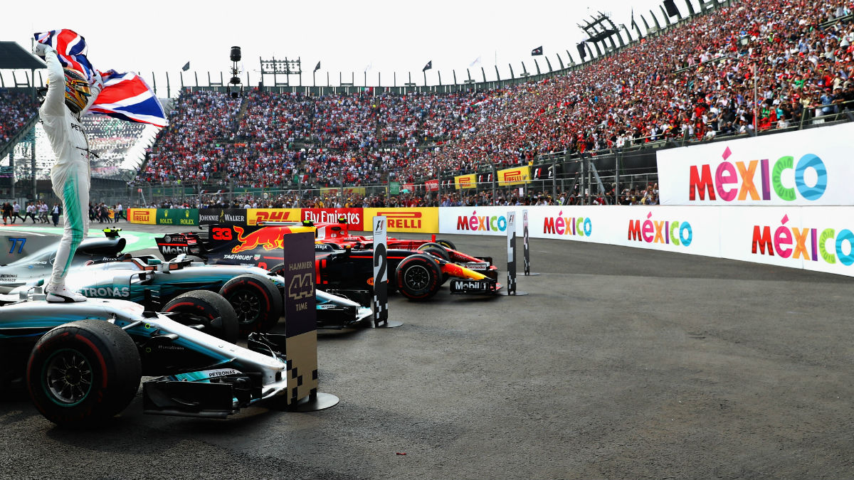 Lewis Hamilton celebra con el público de México su cuarto título en Fórmula 1. (AFP)