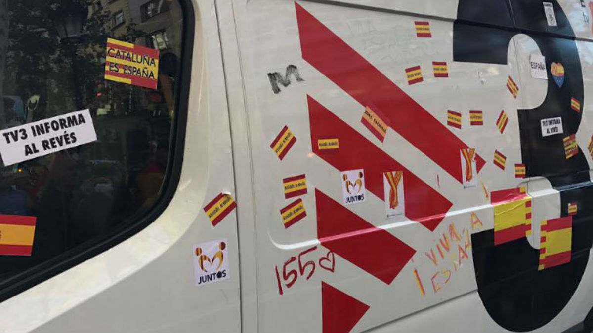 Pegatinas con la bandera española, este domingo en una unidad móvil de TV3.