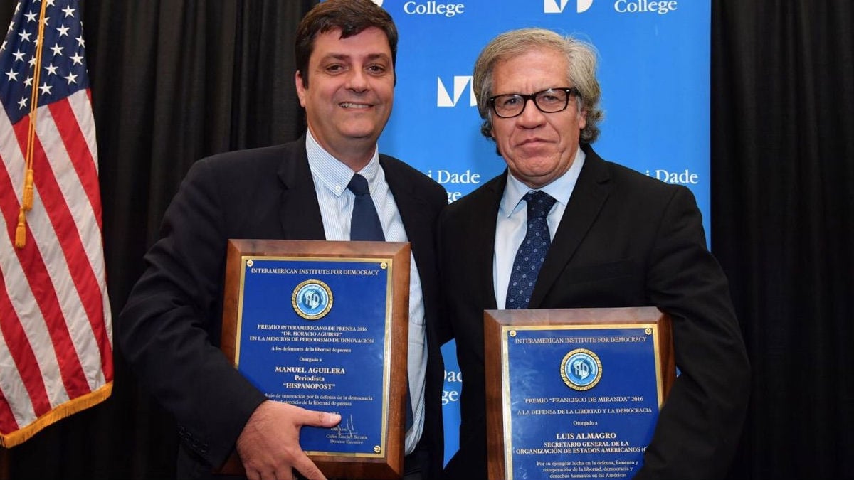 Manuel Aguilera junto con Luís Almagro recibiendo el Premio Horacio Aguirre 2016 a la excelencia periodística.