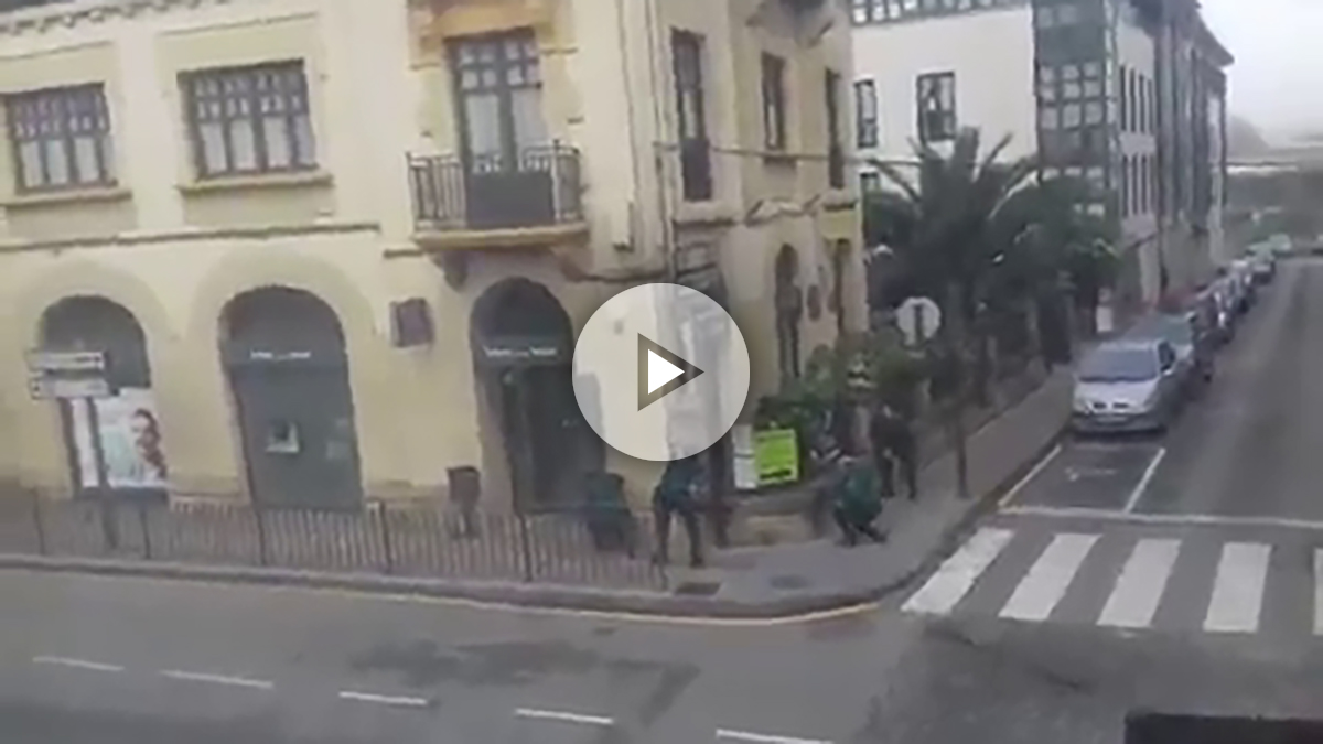 La Guardia Civil interviene en un atraco a una sucrusal bancaria en Cangas de Onís (Asturias).