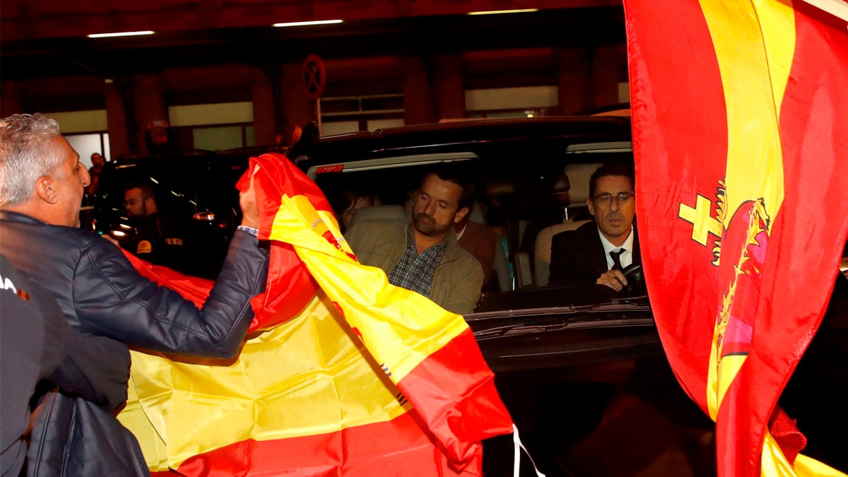 Recibimiento con banderas en Atocha a los consellers separatistas (Foto: EFE)