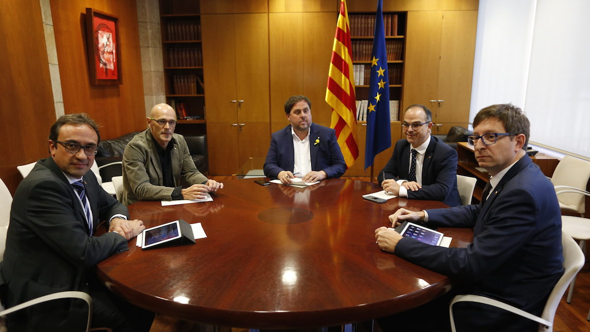 Oriol Junqueras junto a 4 consejeros cesados de la Generalitat de Cataluña (Foto: Efe).