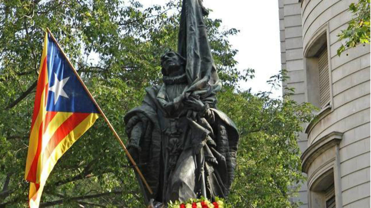 Una estelada decora el monumento a Rafael Casanova en Barcelona.