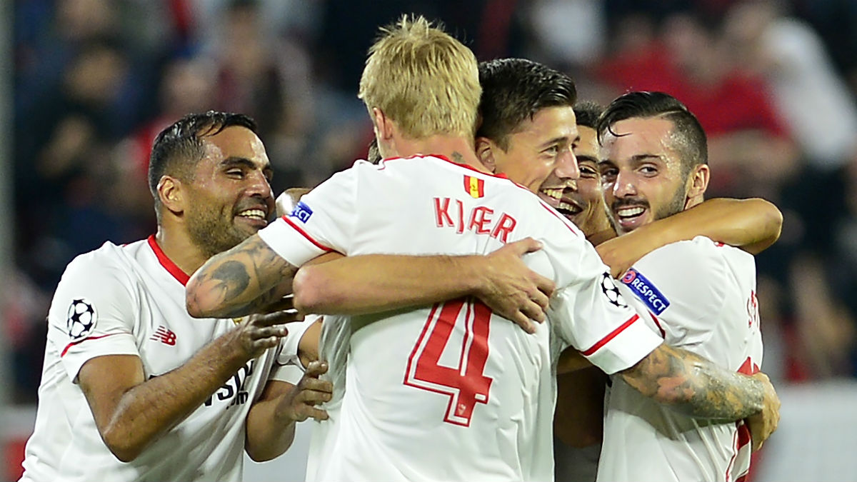 Los jugadores del Sevilla celebran uno de los goles ante el Spartak. (AFP)