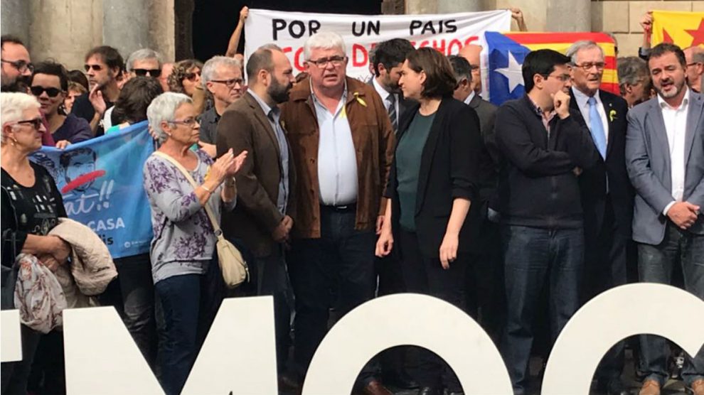 Ada Colau, alcaldesa de Barcelona, junto a los líderes de ANC, Agustí Alcoberro, y Òmnium, Marcel Mauri.