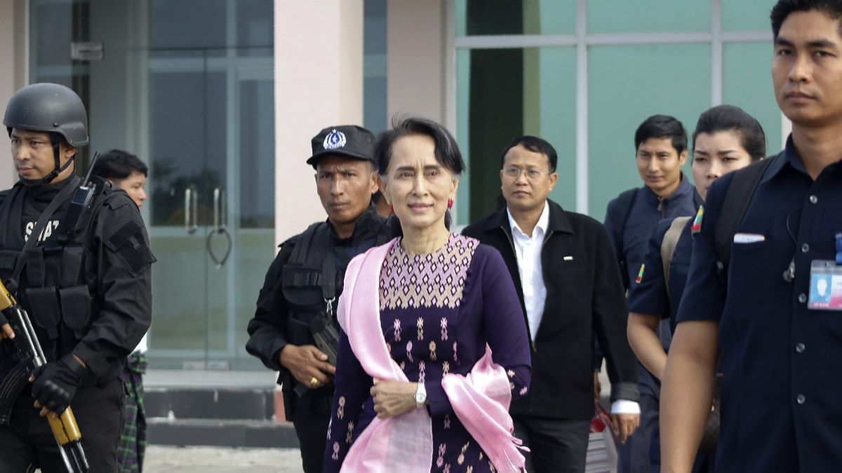 La líder birmana Aaung San Suu Kyi, a su llegada a Rajine para afrontar la crisis rohingya. (AFP)