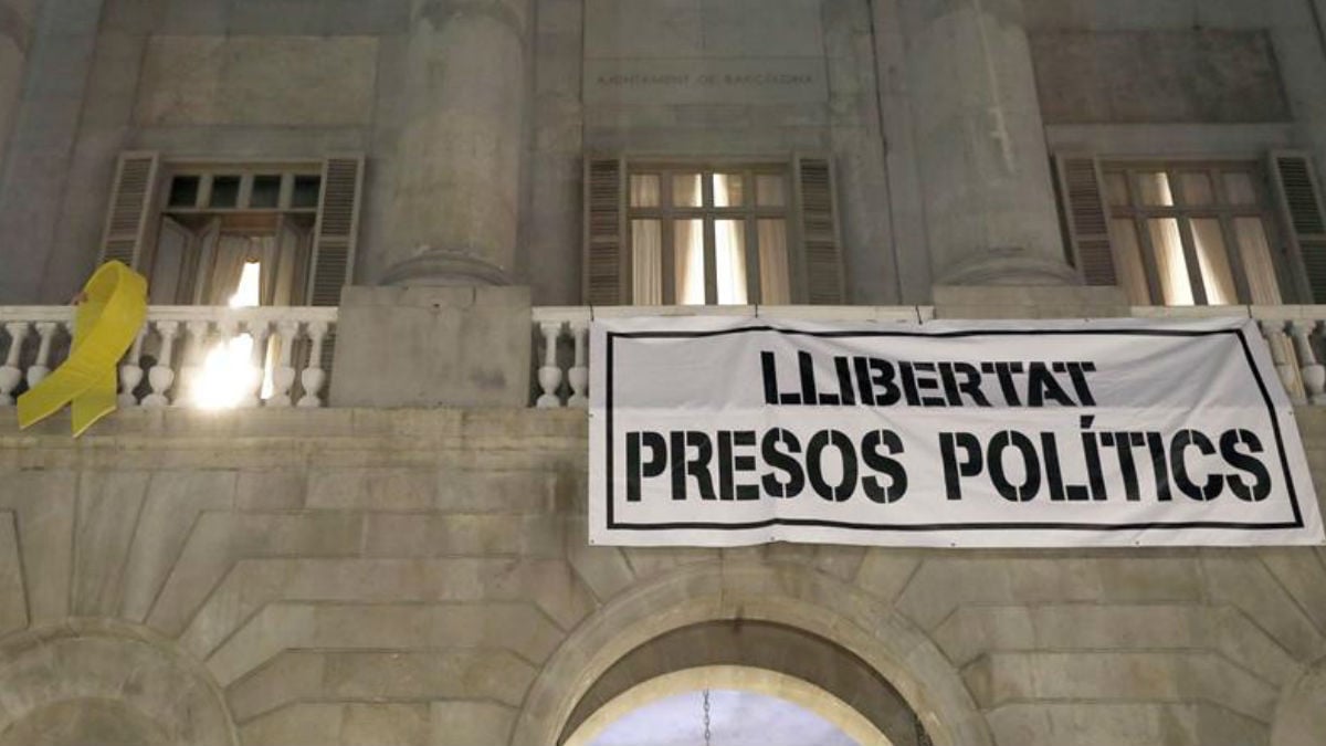 Pancarta en el Ayuntamiento de Barcelona pidiendo la libertad para los «presos políticos»