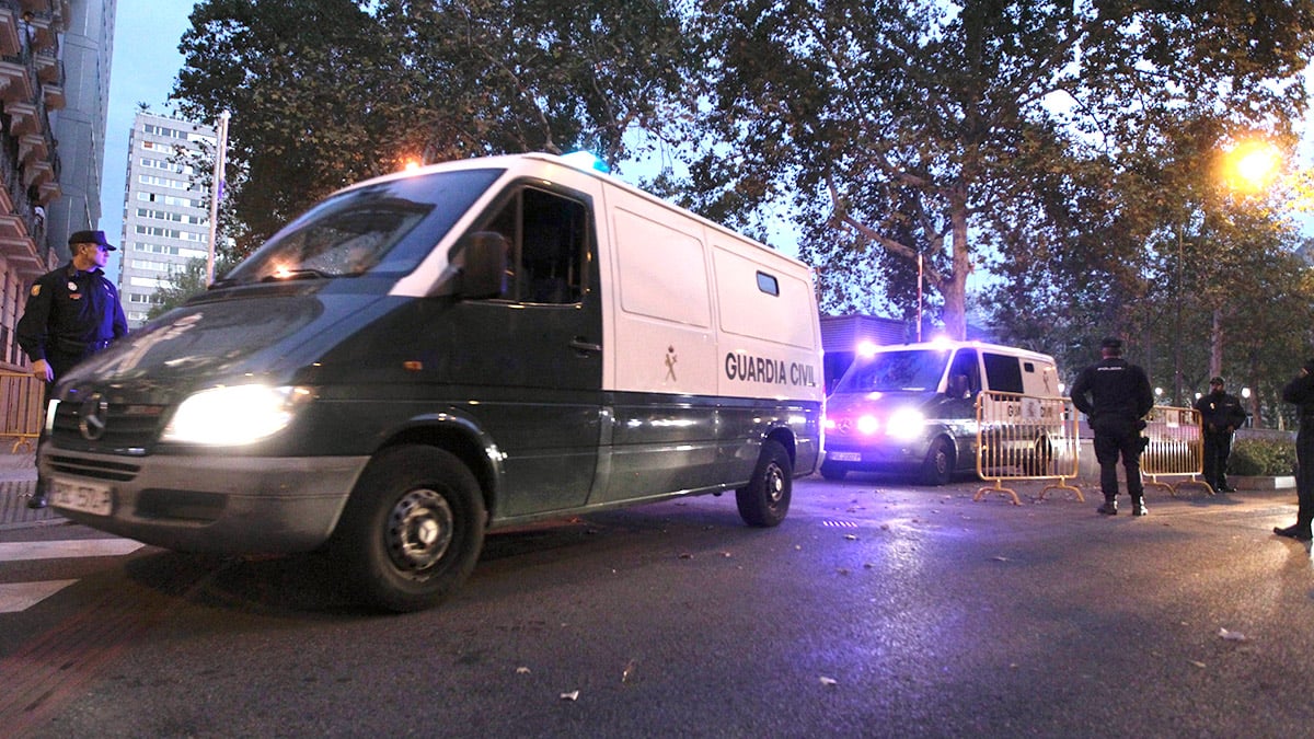 Los furgones de la Guardia Civil abandonan la Audiencia Nacional con los ex consellers en su interior. (Foto: F. Toledo)