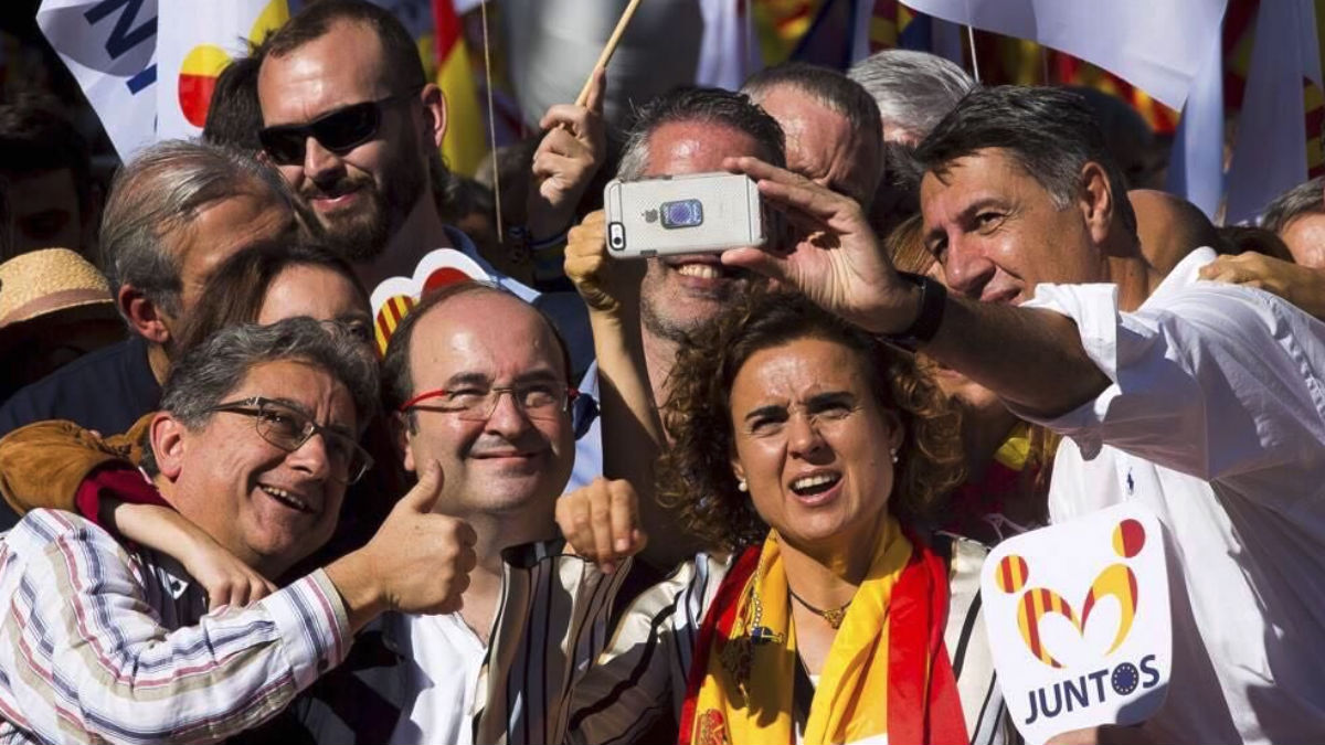 Enric Millo, Miquel Iceta, Dolors Monserrat y Xavier García Albiol se hacen un ‘selfie’. (Foto: EFE)