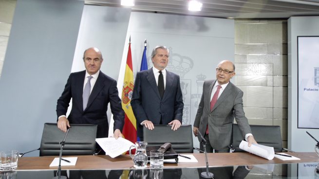 Luis de Guindos, íñigo Méndez de Vigo y Cristobal Montoro en el Consejo De Ministros. (FOTO: FRANCISCO TOLEDO)