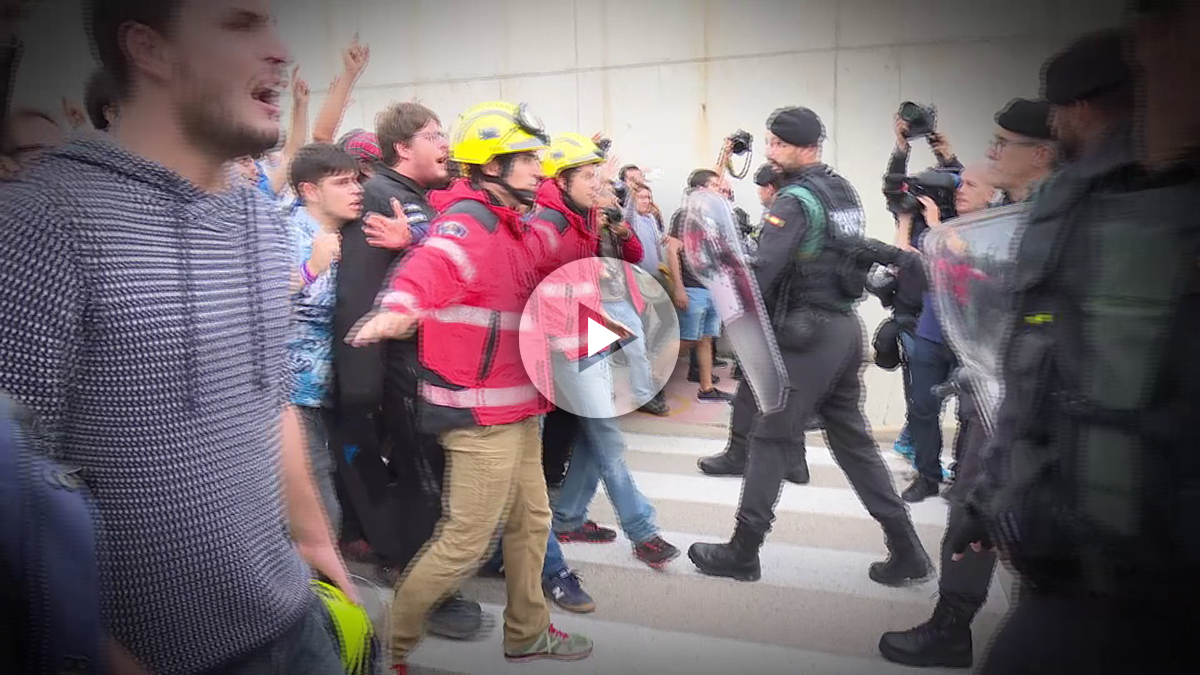 Bomberos haciendo un cordón en defensa de guardias civiles en la jornada del referéndum ilegal de independencia.