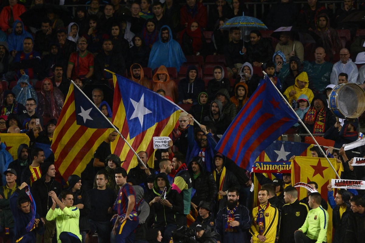 En el Camp Nou lucieron miles de esteladas. (AFP)