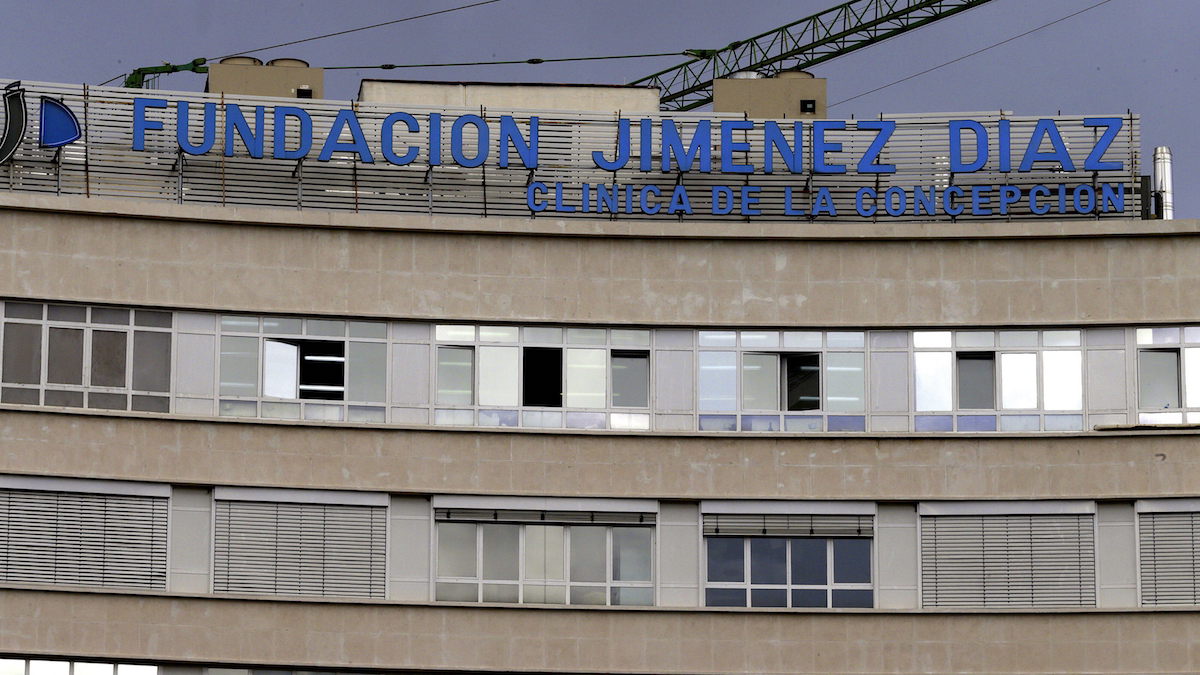 Vista de la fachada de la Fundación Jiménez Díaz de Madrid. (Foto: EFE)