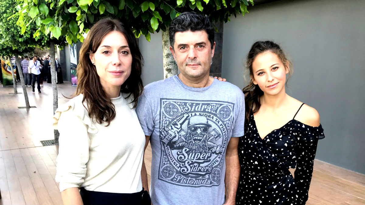 Samu Fuentes con las actrices Ruth Díaz e Irene Escolar (Foto: Efe).