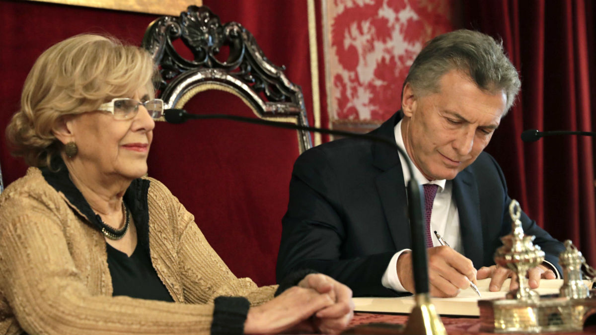 Manuela Carmena junto al presidente argentino Macri.