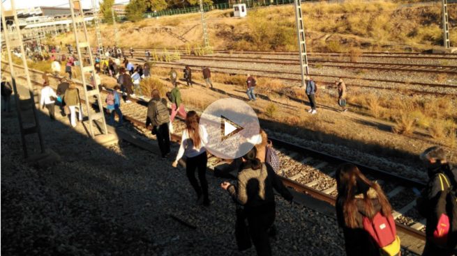 Un viajero activa la alarma de un tren y cerca de 200 viajeros tienen que llegar andando por las vías a Atocha