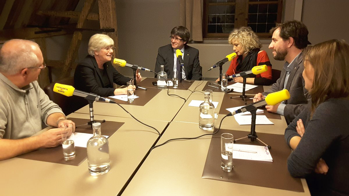 Mónica Terribas entrevista a Carles Puigdemont y los ex consellers fugados en Bruselas. (Foto: Catalunya Ràdio)