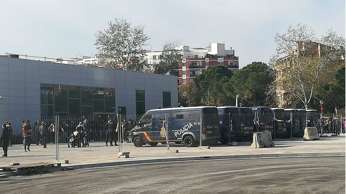 Unidades de Intervención Policial (UIP) en la estación del AVE en Gerona