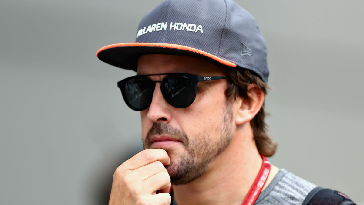 Fernando Alonso, pensativo durante la pasada temporada. (AFP)