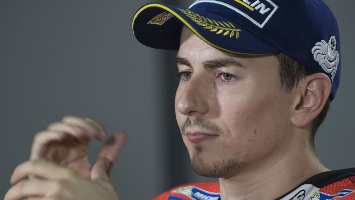 Jorge Lorenzo considera que Marc Márquez tiene toda la presión encima para cerrar el mundial de MotoGP este fin de semana en Valencia. (Getty)