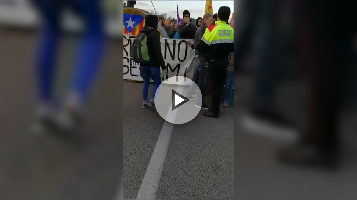 Un conductor se enfrenta al piquete separatista ante la pasividad de unos mossos