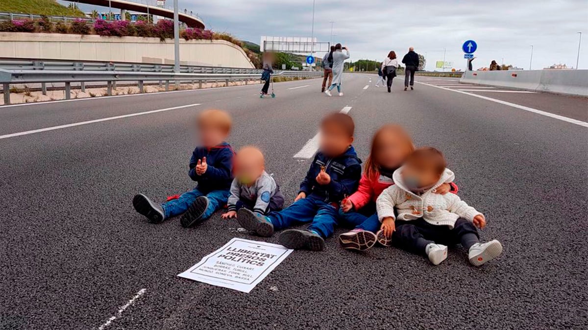 Cinco niños en mitad de una carretera con un cartel de los ‘Jordis’, durante la huelga convocada por el asesino de Terra Lliure Carles Sastre.