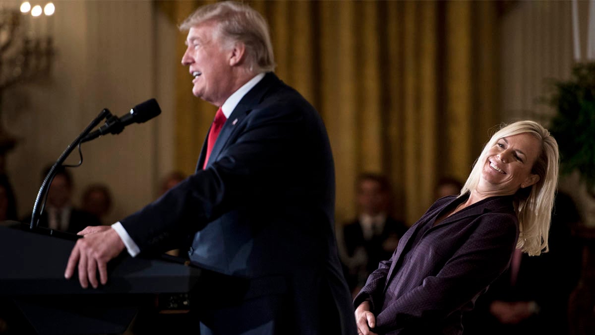 Donald Trump y Kirtjen Nielsen (Foto: AFP)