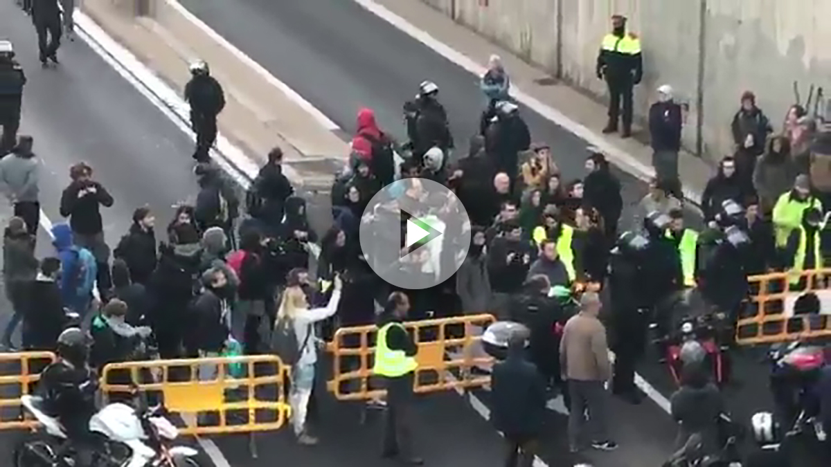 Así reprimen unos mossos al ciudadano que se enfrenta a un piquete separatista por cortar una carretera