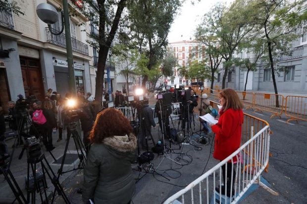 Numerosos medios de comunicación esperan desde primeras horas de la mañana en la puerta del Tribunal Supremo donde el juez Pablo Llarena interrogará hoy a la presidenta del Parlament, Carme Forcadell, y cinco miembros de la Mesa de la Cámara. Foto: EFE