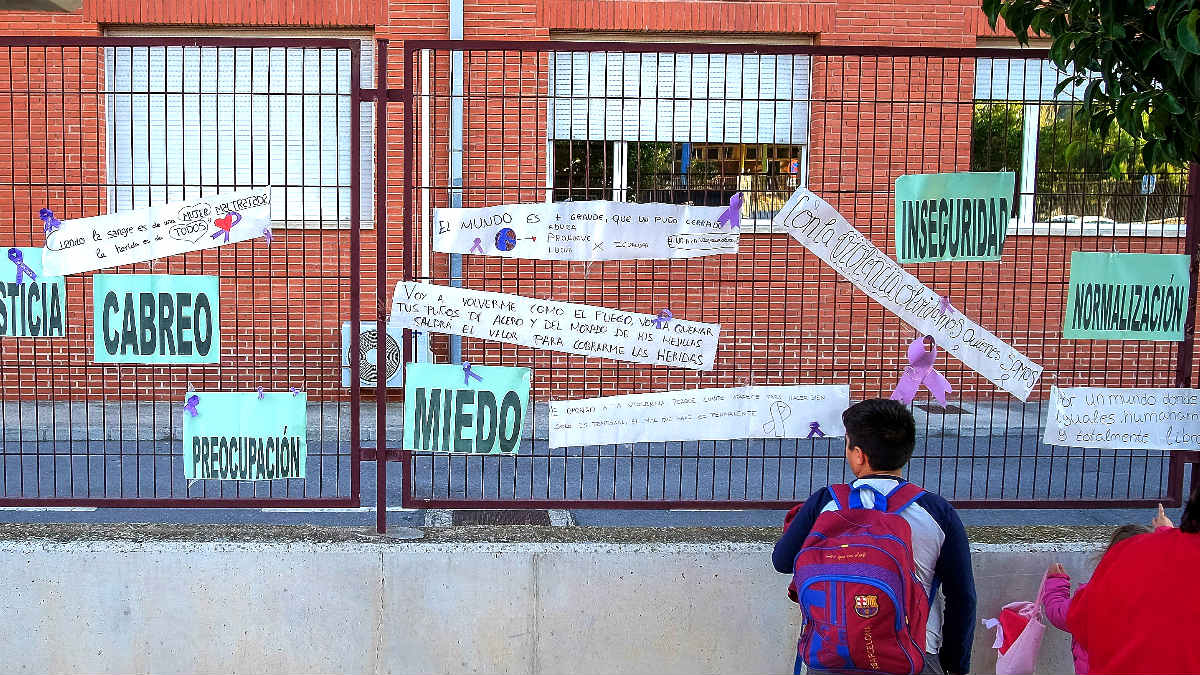 Colegio ante el que fue tiroteada la mujer (Foto: Efe).