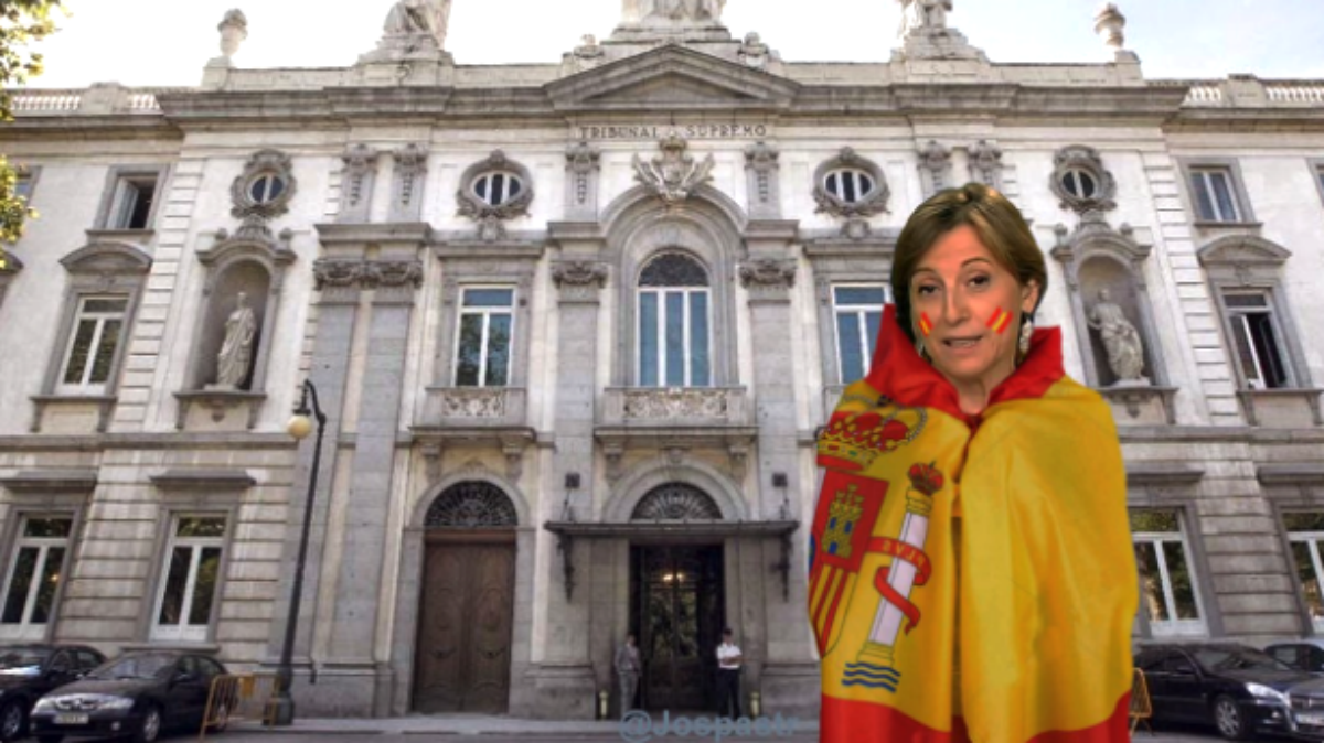 Carme Forcadell se envuelve en la bandera española, ante el Tribunal Supremo.