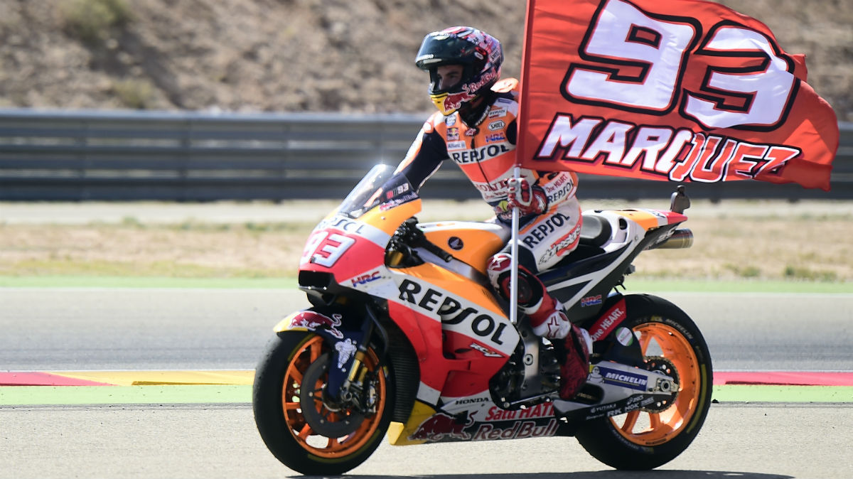 Marc Márquez celebra una victoria con su bandera. (AFP)