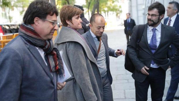 Joan Josep Nuet y Anna Simó, dos de los miembros de la Mesa del Parlamente, a su llegada al Tribunal Supremo para prestar declaración ante el juez Pablo Llarena por la declaración unilateral de independencia de Cataluña. Foto: EFE
