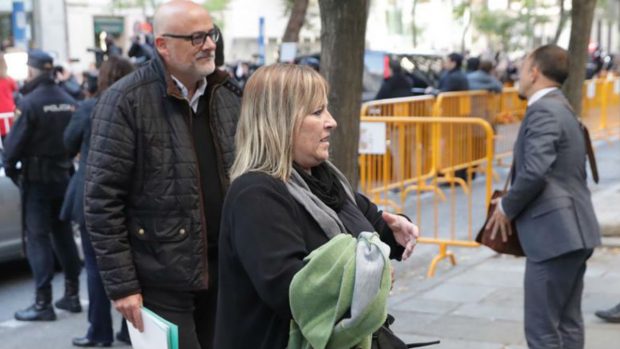 Lluis Corominas y Ramona Barrufet, dos de los miembros de la Mesa del Parlamente, a su llegada al Tribunal Supremo para prestar declaración ante el juez Pablo Llarena. Foto: EFE