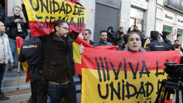 La policía desaloja a una decena de manifestantes que protestan con banderas españolas. Foto: Francisco Toledo