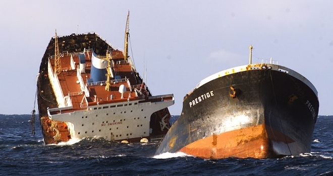 El petrolero Prestige partido en dos frente a las costas gallegas en 2002.
