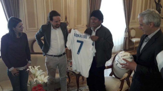 Lo único bueno que ha hecho Pablo Iglesias últimamente: regalar una camiseta de Cristiano a Evo Morales