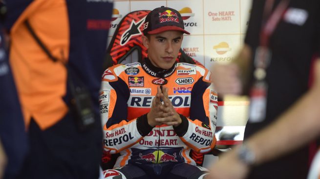 Márquez da el susto y acaba por los suelos en los libres