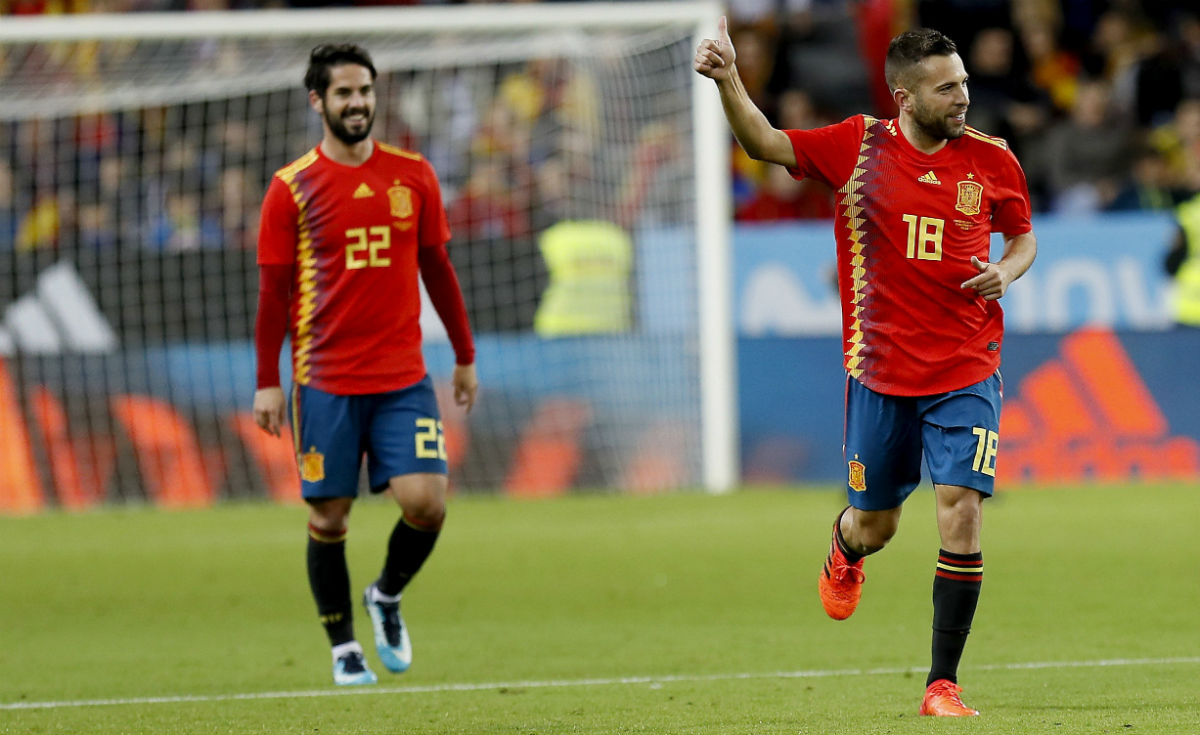 Isco y Alba lucen la nueva camiseta de la selección española en Málaga. (AFP)