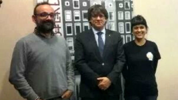 Carles Puigdemont este viernes en Bruselas, con los miembros de la CUP Anna Benet Salellas y Anna Gabriel.
