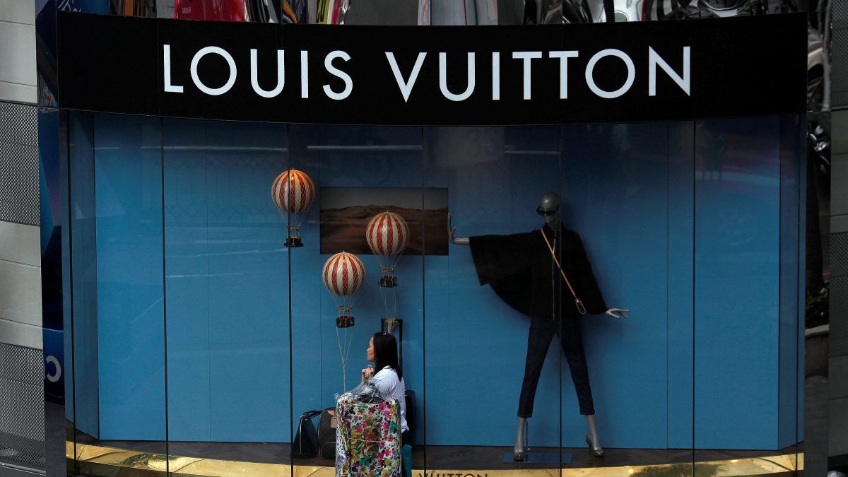 Una de las tiendas de Louis Vuitton en Francia, una de las principales marcas del grupo LVMH. (Foto. Getty)