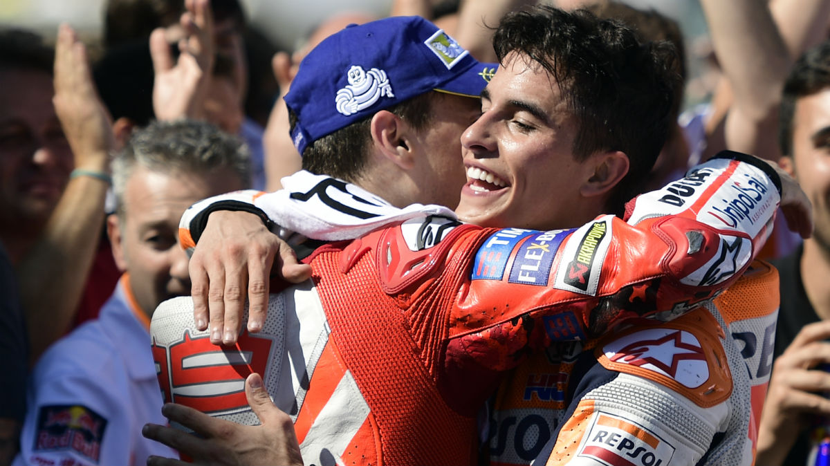 Jorge Lorenzo abraza a Marc Márquez tras una carrera. (AFP)