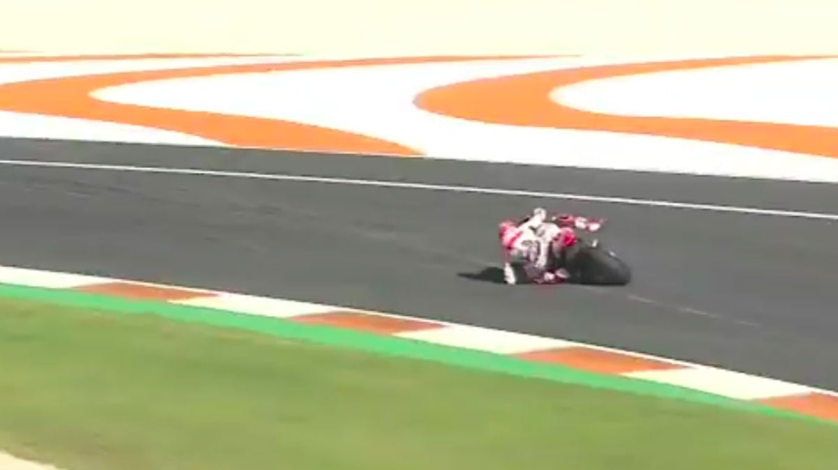 Momento de la salvada de Marc Márquez.