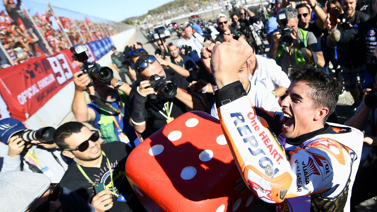Marc Márquez celebra su cuarto mundial de Moto GP con un dado gigante en Valencia. El más joven en hacerlo. (AFP)