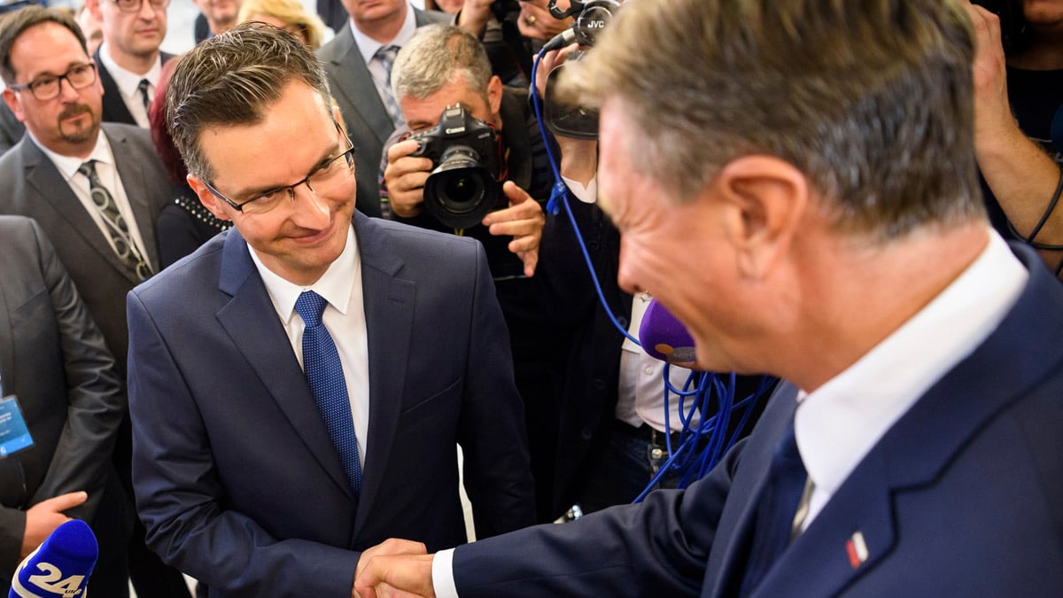 Marjan Sarec estrecha la mano con Borut Pahor (Foto: AFP)