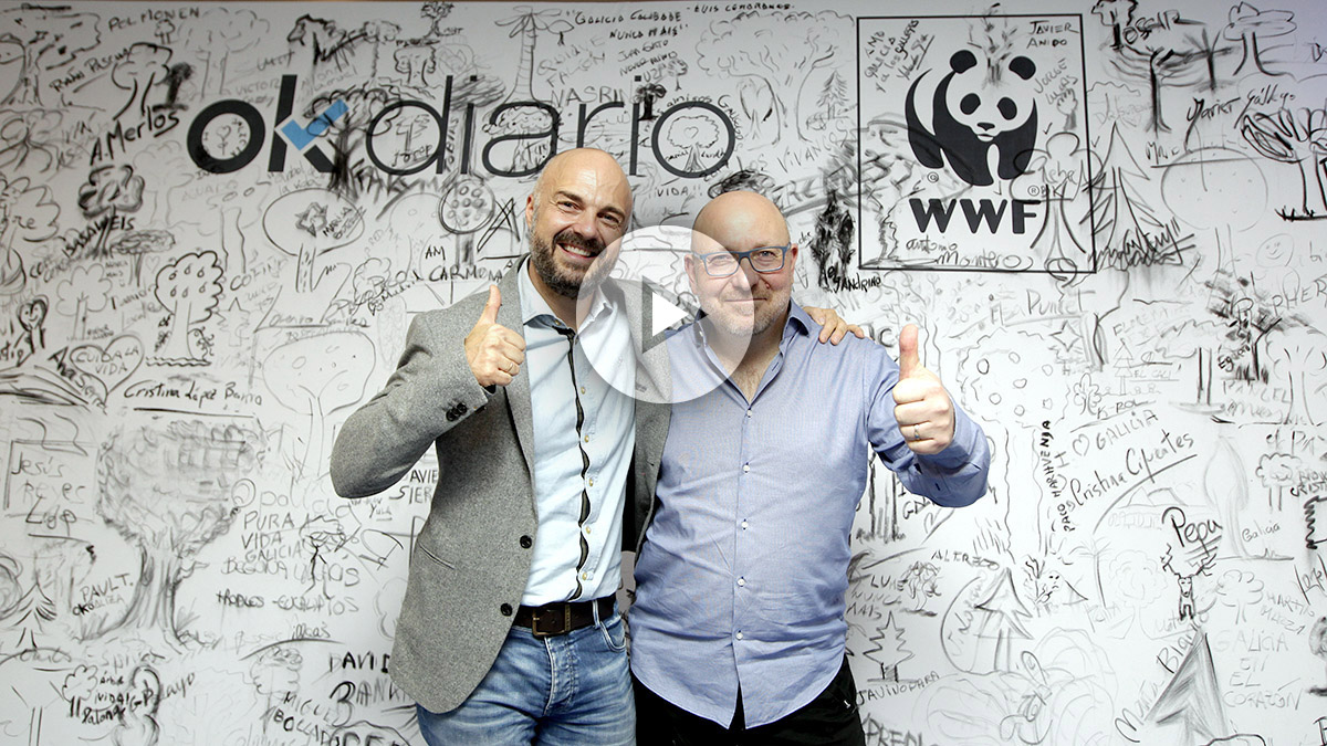 Javi Nieves y Javier Capitán, ante el mural solidario de OKDIARIO. (Foto: F. Toledo. Vídeo: E. Falcón)